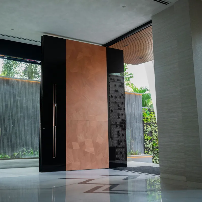 Ușă de intrare Pirnar cu glazing și finishes premium